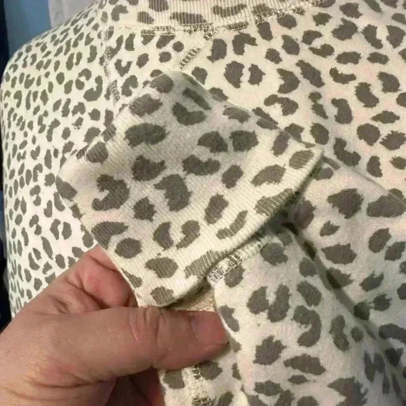 EUC Abercrombie & Fitch Animal Print Sweatshirt. Size Women’s Small. - Picture 4 of 6